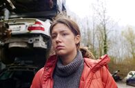 Zero Fucks Given – Doch hinter ihrem Jetset-Leben hat Cassandre (Adèle Exarchopoulos) einen schweren Verlust verdrängt, mit dem sie sich auseinandersetzen muss, als ihr überraschend gekündigt wird.