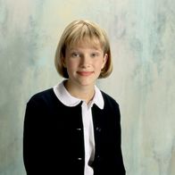 Die Nanny – Margaret 'Maggie' Sheffield (Nicholle Tom), die älteste Tochter von Maxwell Sheffield, ist zu Beginn noch recht schüchtern.