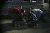 The Big Bang Theory – Eigentlich wollten sie Leonard (Johnny Galecki, l.) nach Mexiko entführen, doch ein geplatzter Reifen kommt Sheldon (Jim Parson, l.), Raj (Kunal Nayyar, 2.v.l.) und Howard (Simon Helberg, 2.v.r.) in die Quere ...