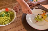 Stadt Land Kunst – Auf Martinique bereitet Cécile ein Féroce d’Avocat zu. Die für die Antillen typische Vorspeise aus Avocado und Stockfisch ist sogar für Feinschmecker, die es scharf mögen, eine – leckere – Herausforderung.