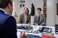 Sturm der Liebe – Im Beisein von Michael (Erich Altenkopf, M.) wird Fabien (Lukas Schmidt, r.) von Christoph (Dieter Bach, l.) gekündigt.