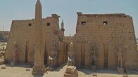 Legendäre Pharaonen – Amepophis III. beginnt vermutlich im zweiten Jahrzehnt seiner Herrschaft mit der Umgestaltung des Tempels von Luxor. Das Heiligtum gehört zu den bedeutendsten Bauten des Pharaos.