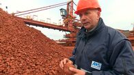 Wie geht das? – Bauxidhalde in Stade: Aus der roten Erde wird bei der AOS Aluminiumoxid gewonnen, ein feines weißes Pulver.
