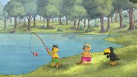 Der kleine Rabe Socke – Die Biberbrüder drohen Sockes Ringelsocke in den See zu werfen.