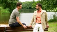 Rote Rosen – Als sich Julius (Jan Stapelfeldt, l.) und Mo (Yunus Cumartpay, r.) am See treffen, brechen sich alte Gefühle bahn...