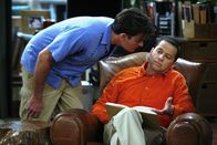 Two and a Half Men – Charlie (Charlie Sheen, l.) leiht sich von Alan (Jon Cryer, r.) 38 Dollar, damit er nicht an den Geldautomaten muss. Er verspricht, ihm das Geld am Tag darauf zurückzugeben. Alan drängt am nächsten Morgen auf die Rückzahlung der Schulden, doch Charlie wird bockig. Es kommt zu einem heftigen Streit ...