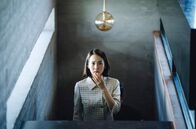 Parasite – Geheimnisvoll: Der reiche Geschäftsmann Herr Park (Lee Sun.kyun) und seine Frau Yeon Kyo (Cho Yeo-jeong) wissen nicht alles über ihre neuen Dienstboten.; Ki Woo (Choi Woo-shik) und seine Schwester Ki Jung (Park So-dam) müssen sich sogar das W-LAN schnorren.; Ki Woo (Choi Woo-shik) ergattert einen Job als Nachhilfelehrer bei der wohlhabenden Familie Park.; Die vierköpfige Familie Kim lebt von Gelegenheitsjobs - von links: Sohn Ki Woo (Choi Woo-shik) mit Vater Ki Taek (Song Kang-ho), Mutter Chung Sook (Chang Hyae-jin) und Schwester Ki Jung (Park So-dam).; Die Unternehmergattin Yeon Kyo (Cho Yeo-jeong) hat keine Vorstellung davon, was in ihrem Haus vor sich geht.