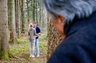 Sturm der Liebe – Yannik (Jo Weil, hinten r.) und Larissa (Anna Karolin Berger, hinten l.) werden bei einem Kuss erwischt