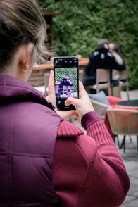 Sturm der Liebe – ARD Uhr im ERSTEN. Frida (Hannah Werner l.) fotografiert den berühmten DJ Boomstick (Komparse r.) heimlich.