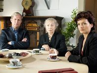 Der Winzerkönig – Die Eröffnung des Testaments bringt für Thomas (Harald Krassnitzer), Andrea (Katharina Stemberger, re.) und Hermine (Christine Ostermayer) Überraschungen.