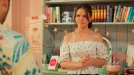 Rote Rosen – Jess (Juana Nagel r.) und Daniel (Daniel Fritz) erleben einen bewegenden Moment beim Ultraschall, als sie die Herztöne des Babys hören.