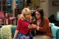 The Big Bang Theory – Während Penny, Bernadette (Melissa Rauch, M.) und Amy (Mayim Bialik, r.) einen gemütlichen Abend verbringen, bekommt Amy eine SMS von Stuart, der sie zu einem Date einlädt. Doch was wird Amy tun?