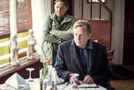 Mankells Wallander – Kurt Wallander (Krister Henriksson) erhält Unterstützung von der ehrgeizigen Polizistin Jenny Blom (Linda Ritzén) aus Malmö.