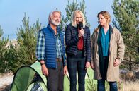 Camping mit Herz – Moderatorin (Lena Amende, Mitte) interviewt die beiden fürs Fernsehen.