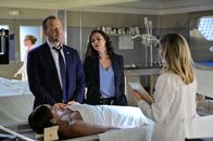 Blue Bloods - Crime Scene New York – (v.l.n.r.) Danny Reagan (Donnie Wahlberg); Maria Baez (Marisa Ramirez); Gerichtsmedizinerin Megan Carson (Leigh Ann Larkin)