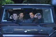 The Grinder - immer im Recht – v.r.) und Dean (Rob Lowe, r.) legen sich auf die Lauer, um einen Täter zu finden und damit möglicherweise einen ganzen Artikel zu ändern.
