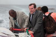 Death in Paradise – DI Richard Poole (Ben Miller) mit dem Gefangenen bei der Überfahrt.