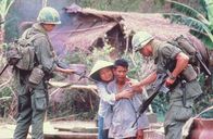 Platoon – Barnes (Tom Berenger,r.) verhört einen Bauern, will ihm nicht glauben, dass die Waffen die im Reis versteckt gefunden wurden, nicht dem Vietcong dienen sollen. Barnes erschießt die Frau des Bauern und droht auch die kleine Tochter umzubringen, als Elias (Willem Dafoe,l.) dazwischenkommt. Er schwört Barnes, ihn vors Kriegsgericht zu bringen.