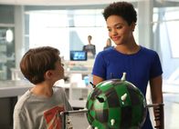 Extant – Ethan (Pierce Gagnon, l.) und Lucy (Kiersey Clemons, r.) sorgen bei Julie und Charlie für eine Diskussion über Ethik und Moral ...