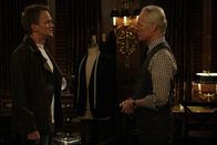 How I Met Your Mother – Barney (Neil Patrick Harris, l.) ist verzweifelt, hofft aber, dass Tim (Tim Gunn, r.) seinen Anzug, den er versehentlich beschädigt hat, wieder flicken kann ...