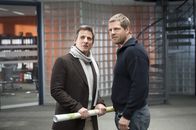 Der letzte Bulle – Ist sich sicher, Tanja mit nach Afrika nehmen zu können: Micks (Henning Baum, r.) Nebenbuhler Niklas Hold (René Steinke) ...