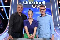 Quizduell-Olymp – Moderatorin Esther Sedlaczek (M.) mit den Kandidaten des Teams "Zehnkampf": Jürgen Hingsen (l.) und Frank Busemann (r.), beide Olympiateilnehmer und Ex-Zehnkämpfer.