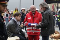 SOKO Wien – Major Carl Ribarski (Stefan Jürgens, r.) will Viktor Mayringer (Rony Herman, sitzend l.) mit nach Wien auf die Wache nehmen (v.l.n.r.: Notarzt und Polizeibeamte Komparsen).