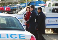 Castle – Durch den aktuellen Fall werden Kate Beckett (Stana Katic, l.), Richard Castle (Nathan Fillion, M.) und Javier Esposito (Jon Huertas, r.) gezwungen, längst erkaltete Spuren zu verfolgen ...