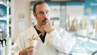 Der Tatortreiniger – Schotty (Bjanre Mädel) kommt ein bisschen durcheinander bei den verschiedenen Eissorten. Es ist aber auch gar nicht so leicht, ein richtiges Pfirsichmelba-Eis zu machen.