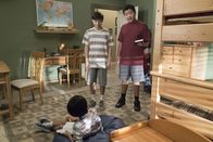 Fresh off the Boat – Emery (Forrest Wheeler) und Eddie (Hudson Yang, r.) spielen ihrem kleinen Bruder Evan (Ian Chen, l) einen gemeinen Streich.