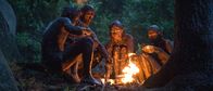 Raus – Nach einer ausgelassenen Schlammschlacht sitzen v.li. Glocke (Matti Schmidt-Schaller), Paule (Enno Trebs), Steffi (Matilda Merkel) und Judith (Milena Tscharntke) am Lagerfeuer.