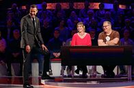 Wer weiß denn sowas? – Moderator Kai Pflaume (l.) mit Rateteam-Kapitän Elton (r.) und der Schauspielerin Felicitas Woll (M.).