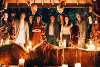 They Were Ten – Entsetzt entdecken neun der zehn Gäste des Hotels Myriam (Isabelle Candelier), Xavier (Samuel Le Bihan), Vincent (Patrick Mille), Eve (Marianne Denicourt), Victoria (Romane Bohringer), Malik (Nassim Lyes), Kelly (Manon Azem), Nina (Matilda Lutz) und Gilles (Guillaume de Tonquédec) einen Voodoo-Altar, auf dem sich zehn aufgespießte Puppen befinden.
