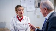 Sturm der Liebe – Greta (Laura Osswald, l.) versichert Werner (Dirk Galuba, r.), dass das LUIS keine ernsthafte Konkurrenz ist.