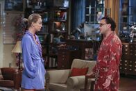 The Big Bang Theory – Steht die Ehe von Penny (Kaley Cuoco, l.) und Leonard (Johnny Galecki, r.) wirklich vor dem Ende? Scheinbar müssen beide sich über so einiges klar werden, damit sie wieder zueinander finden können ...; Steht die Ehe von Penny (Kaley Cuoco, l.) und Leonard (Johnny Galecki, r.) wirklich vor dem Ende? Scheinbar müssen beide sich über so einiges klar werden, damit sie wieder zueinander finden können ...