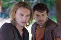 Camelot – Folge 1: Der junge König (Homecoming) Arthur (Jamie Campbell Bower,l.) und Kay (Peter Mooney).