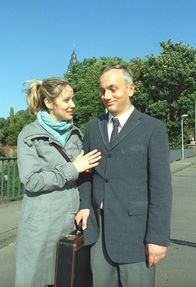 Heiratsschwindlerin mit Liebeskummer – Tres-chens (Ann-Kathrin Kramer, l.) hat für die Sorgen und Nöte ihrer Stammkunden immer ein offenes Ohr - auch für den arbeitslosen Bankangestellten Alfred (Heinrich Schmieder, r.).