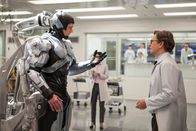 RoboCop – Nachdem der Cop Alex Murphy (Joel Kinnaman, l.) einer Sprengladung zum Opfer gefallen ist, nutzt ihn Dr. Norton (Gary Oldman, r.) als Versuchsperson und verwandelt ihn in eine Mischung aus Mensch und Maschine - und erschafft so den ersten RoboCop ...