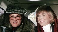 Monte Carlo Rallye – Der amerikanische Playboy Chester Schofield (Tony Curtis) gabelt während der Monte Carlo Rallye die hübsche Betty (Susan Hamshire) auf.