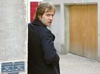 Tatort – Niemand soll wissen, dass Andreas Heller (Niels Bruno Schmidt) in der Wohnung seines Vaters nach Informationen suchen will. Also muss er warten bis die Polizei den Tatort verlassen hat.