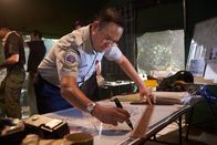 Mayday - Alarm im Cockpit – HAMILTON, ONTARIO - Ein indonesischer Ermittler (gespielt von Jon de Leon) kartiert das Suchgebiet für den Absturz des Garuda-Flugs 152. (Bildnachweis: Cineflix/Steven Lungley)