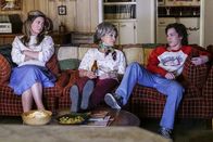 Young Sheldon – Während Mary (Zoe Perry, l.) darauf beharrt, Sheldon eine Lektion erteilen zu wollen, beginnen Meemaw (Annie Potts, M.) und Georgie (Montana Jordan, r.) daran zu zweifeln, ob es wirklich gut ist, Sheldon wie einen Erwachsenen zu behandeln ...