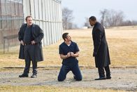 Gesetz der Rache – Für Staatsanwalt Nick Rice (Jamie Foxx, r.) und Detective Dunnigan (Colm Meaney, l.) beginnt ein verzweifelter Wettlauf gegen die Zeit, bei dem sie nur gegen Shelton (Gerard Butler, M.) verlieren können ...