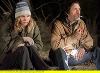 Winters Knochen – Ree (Jennifer Lawrence) hofft, dass ihr Onkel Teardrop (John Hawkes) ihr bei der Suche nach ihrem Vater helfen wird.