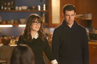 New Girl – Gelingt es Schmidt (Max Greenfield, r.) tatsächlich, Jess' (Zooey Deschanel, l.) Nerven mit einem Ausflug zu beruhigen?