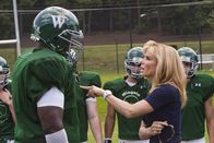 Blind Side - Die große Chance – Die wohlhabende Leigh Anne (Sandra Bullock, r.) nimmt sich des obdachlosen Michaels (Quinton Aaron, l.) an, um ihm ein besseres Leben zu ermöglichen ...