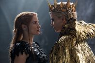 The Huntsman & The Ice Queen – Die tapfere Kriegerin Sara (Jessica Chastain, l.) lässt sich von der grausamen Königin Ravenna (Charlize Theron, r.) nicht so leicht einschüchtern.