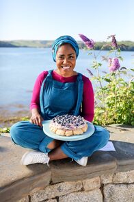 Nadiyas Backwelt – Nadiya Hussain mit einer Blaubeer-Scone-Pizza.