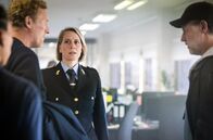 Kommissar Wisting – Lagebericht: Wisting (Sven Nordin, li.) und Hammer (Mads Ousdal, re.) mit ihrer Vorgesetzten Agnes Kiil (Maria Bock).