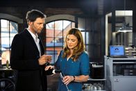 Rote Rosen – ARD ROTE ROSEN FOLGE 1714 Uhr im ERSTEN. Als Lisa (Daniela Wutte, r.) klar wird, dass Ole (Patrik Fichte, l.) ihren Antrag nicht spontan annimmt, räumt sie ihm Zeit ein, darüber nachzudenken.